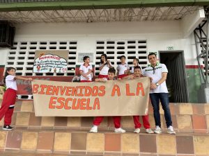 El grado 5°A - JM, da la bienvenida a los estudiantes.